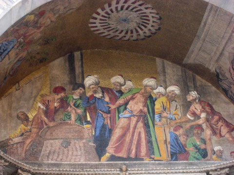 Venise - Basilique San Marco - tympan : le retour des reliques dans le panier