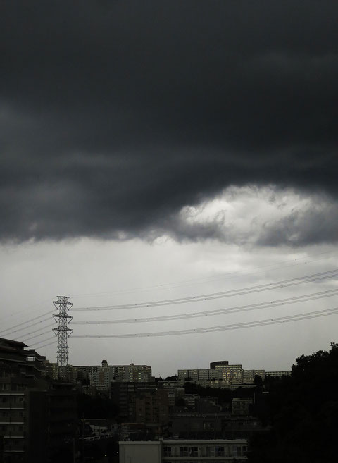 ９月の午後５時。黒雲が我が家の上を被った。いつ夕立が来てもおかしくない。いつ降っても良いように洗濯物を取り入れたりしたが、結局何もなく黒雲は去って行った。 2022.9.1　【多摩市豊ヶ丘1-58】