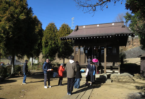 今年の初詣は空いている「貝取(かいどり)神社」へ。いつもは人影も無い小さな神社だが、それでも少ないながらも参拝者が並んでいて、氏子が甘酒を配っていた。ごちそうさまでした。2024.1.1【多摩市豊ヶ丘2-28・貝取神社】