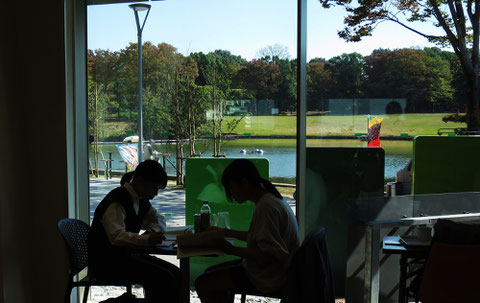 ●７月に開館した「多摩市立中央図書館」。1階は駐車場。２～３階が図書館。エレベーターは勿論、エスカレーターもある。読書や自習のスペースも充実している。慣れていないので本を探すのがまだ難しいが・・・。窓の外は中央公園。良い環境でリラックスして読書を楽しめる。2023.11.3　【多摩市落合2-35・多摩市中央図書館】