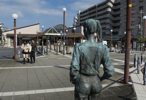 ●小田急多摩線の終着駅「唐木田」駅。ホームの終着駅感が良い。改札を出ると小さな駅前広場があり、ブロンズの少女が出迎えてくれる。2023.10.28　 【多摩市唐木田1・唐木田駅前】