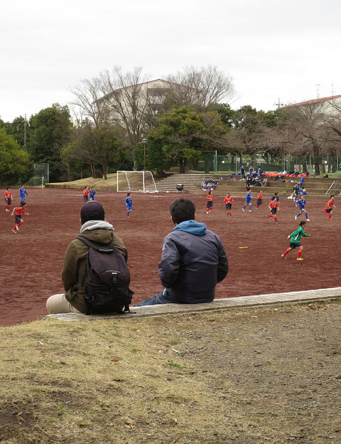 宝野公園には、けっこうしっかりしたサッカー場がある。この日は女子サッカーの試合が行われていた。熱心に見ていた二人の青年。妹が試合に出場していたのだろうか。2022.3.20