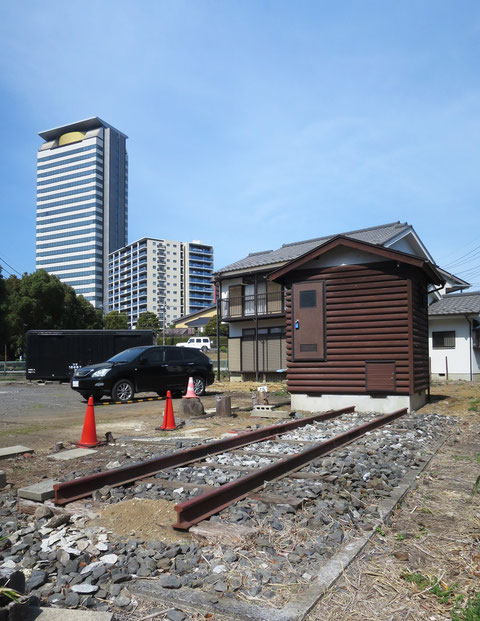 第３回目に紹介した青木葉の貨物列車の最後尾の車掌車「ヨ5101」と腕木シグナルが無くなっていた。どこかの公園で展示してくれれば嬉しいが…。多摩センター駅まで徒歩10分。…という事は、ここに大型マンションが建つのだろうな。2023.3.16　　　　                「＊この貨車と腕木シグナルは栃木県茂木町に寄贈されたそうです」2023.5.11