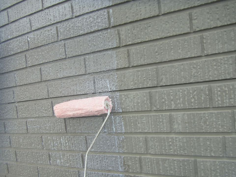 熊本県〇様家の外壁プライマーをローラーで塗装中。