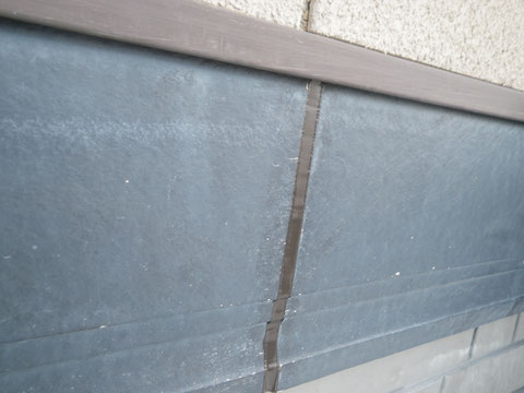 熊本市東区K様家の外壁塗装及び屋根塗装時。外壁サイディング帯のコーキング処理完成。