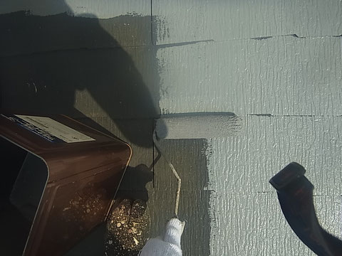 熊本市東区I様家の外壁塗装及び屋根塗装状況。コロニアル屋根遮熱塗装中。