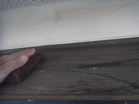 熊本市Ｉ様家外壁塗装・屋根塗装時撮影。庇屋根のケレン作業中です。