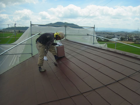 熊本〇様家のスレート屋根塗装及び、サイディング外壁塗装工事。屋根の高耐久遮熱塗装工事中です。