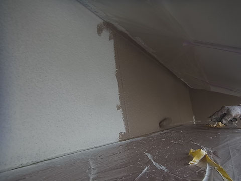 熊本市東区〇様家の外壁塗装及び屋根塗装工事。外壁ローラー塗装中。