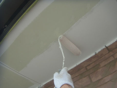 熊本〇様家の外壁塗装及び屋根塗装時。外壁軒天塗り替え中です。防カビ塗料使用。