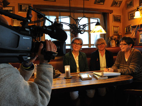 Christiane Franke und Cornelia Kuhnert während der Dreharbeiten © Pressefoto