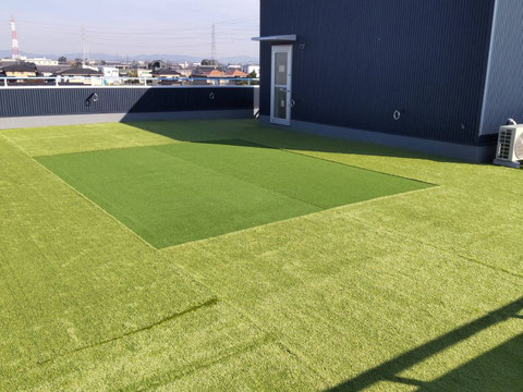 愛知県一宮市 新社屋屋上にゴルフマット付の人工芝を施工