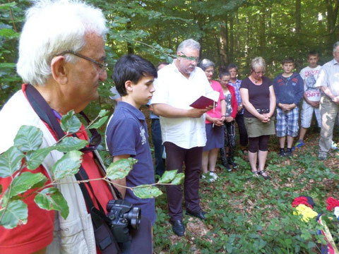 Hary Schneider prononce une émouvante prière en mémoire des membres de l'équipage