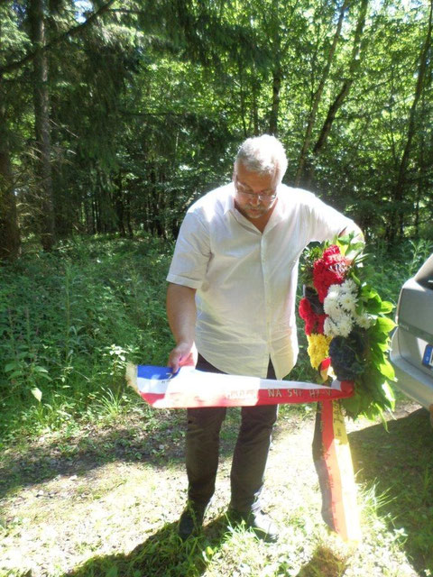 Hary Schneider et la gerbe de Löllbach à la mémoire de l'équipage