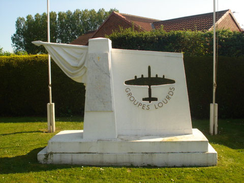 Monument aux Groupes Lourds à Elvington