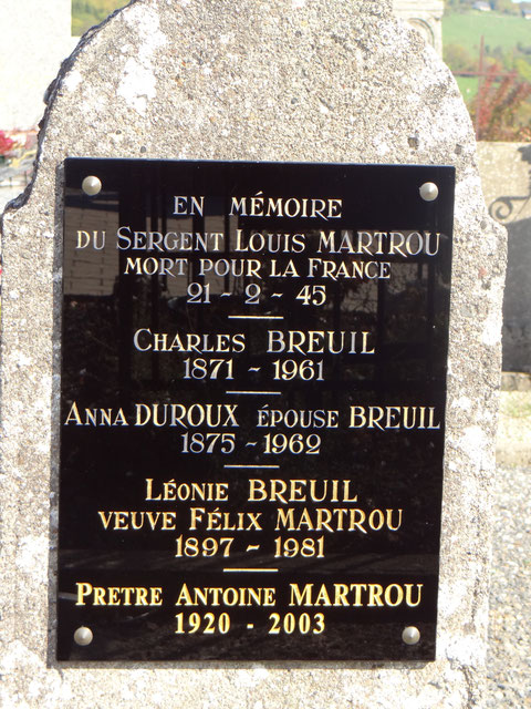 Stèle de la tombe familiale à Laveissière Cantal