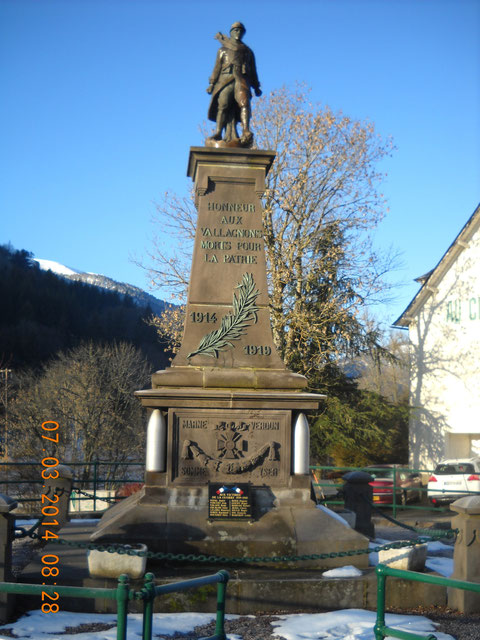 Le monument aux morts de Laveissière où figure le nom  de Martrou