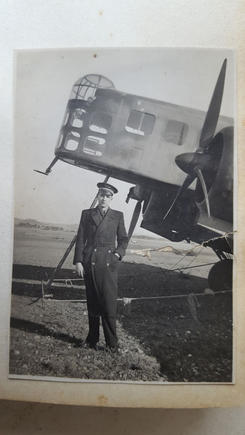 Edouard Joumas devant un Bloch 210 certainement début 1940 au GB II/32  3 ème escadrille 