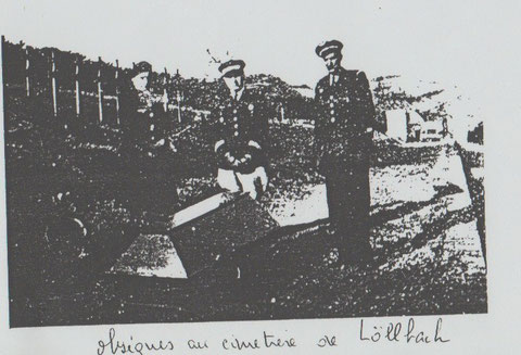 Inhumation d'un des cerueils au cimetière de Löllbach en mars 1946