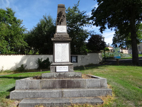 Monument aux morts d'Estandeuil  avec le nom du sous lieutenant Dugnat