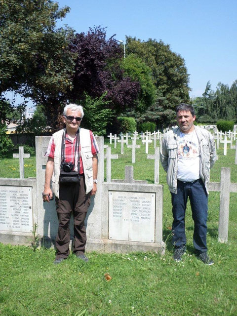 Jacques et Jean Michel devant la tombe de six membres de l'équipage à Cronenbourg en 2013