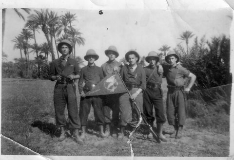 Barde dans la palmeraie de Marrakech avec le fanion de la 1 ere escadrille du GR I/52