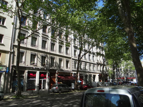 La rue de Créqui bordant la place de L'Abondance