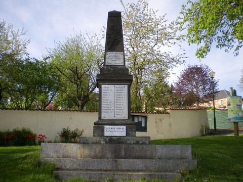 Monument aux morts de Montlouis sur Loire avec le nom du lieutenant Joumas