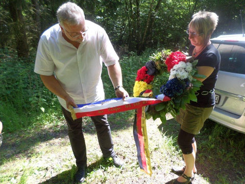 Hary Schneider et son adjointe avec la gerbe