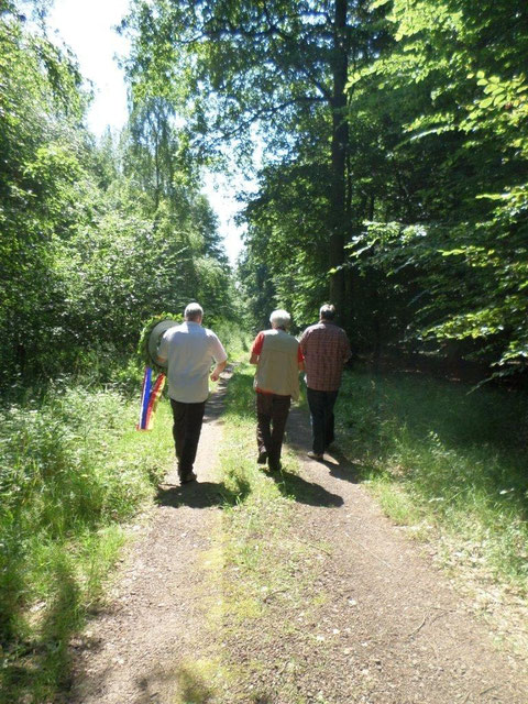 En route vers le lieu du crash dans la forêt moment émouvant s'il en est un !