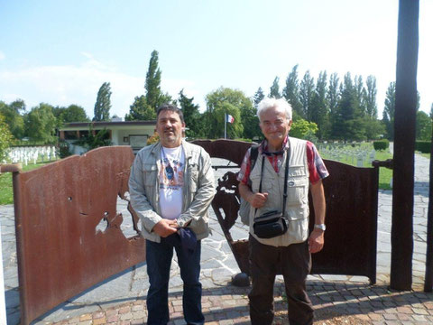 Jean Michel et Jacques en 2013 devant l'entrée de la nécropole de Cronenbourg