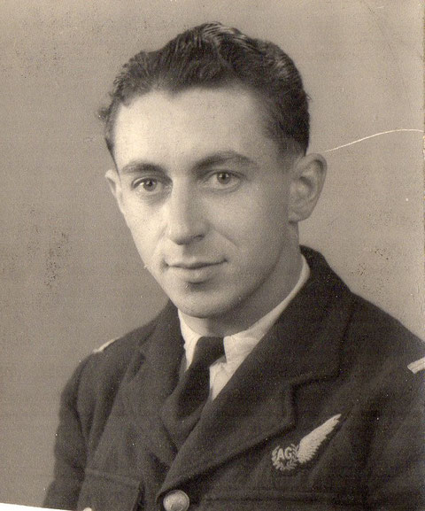 Louis Martrou en uniforme avec l'insigne Air Gunner en Angleterre transmis par Madame Breuil René dont le marie était le cousin de Louis