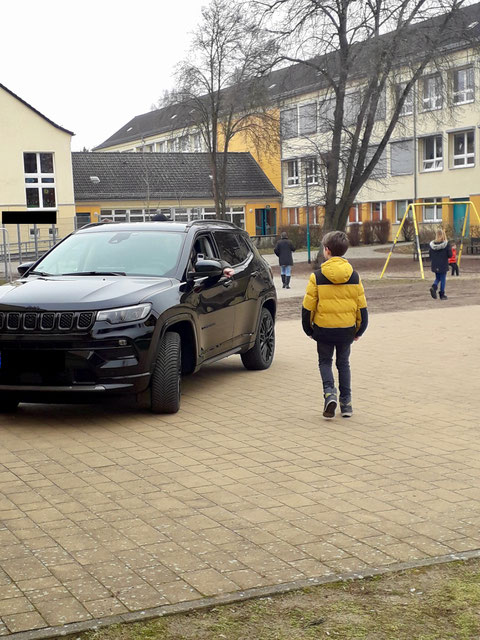 Praktische Übung: Was tun, wenn man aus dem Auto heraus angesprochen wird?