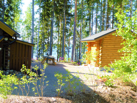 Grillplatz mit Kugelgrill an der Westseite des Hauses mit Mittags- und Abendsonne inkl. Blick auf den See. (Herbstfoto).