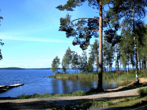 Gemeinsame Badestelle mit Sandstrand und Blockhaus-Sauna 300 m vom Haus.