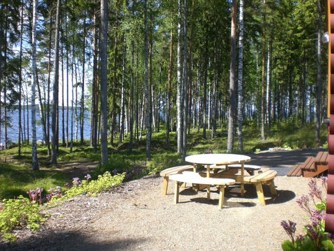 Machen Sie es sich in der Sonne gemütlich und genießen Sie den Ausblick auf den Archipel des Nationalparks Päijänne See vor Ihrem Ferienhaus.