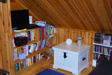 Gemütliches Lesesofa (ausklappbare Schlafcouch) in der Multimediaecke auf der Galerie. Inkl. zweitem Blu-Ray Player, DVD´s, Radio-CD-Player. CD´s, Bücher, Hörbücher, Kinderbücher, Leselampe.
