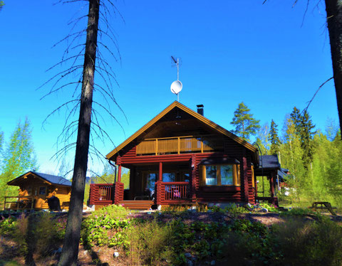 smsfi. de ODER ferienhaus-am-see-finnland.de Sunny Mökki Sysmä. Ferienhaus direkt am See in Süd-Finnland. Eigenes Boot. Sauna im Haus. Ganzjährig mit dem Pkw erreichbar.