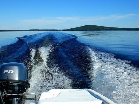 Geben Sie mit dem Angelboot, 20 PS, mal so richtig Gas und genießen Sie die weitläufigen Inselwelten des großen Schärengebietes "Päijänne See Nationalpark"! Im Hintergrund die Insel Päijätsalo mit Ihrem Ferienhaus und Aussichtsturm auf dem kleinen "Berg"