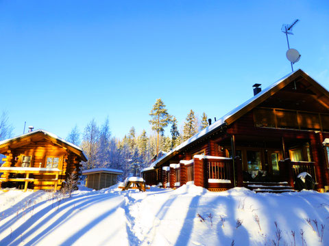 smsfi. de ODER ferienhaus-am-see-finnland.de Sunny Mökki Sysmä. Ferienhaus direkt am See in Süd-Finnland. Eigenes Boot. Sauna im Haus. Ganzjährig mit dem Pkw erreichbar.