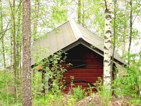 Überraschung auf einer unserer Wandertouren im Frühjahr. Traditionelle alte Rauchsauna (Savusauna), erkennbar an dem fehlenden Kamin. Entdecken Sie auf Ihren Wanderungen idyllisch gelegene, verschwiegene, kleine Saunahäuschen am See.