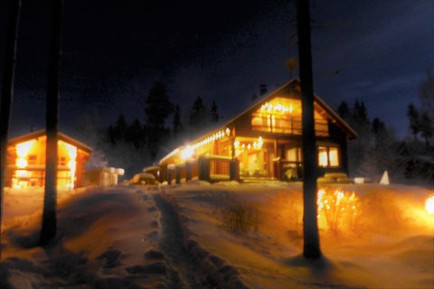 Winternacht Blockhaus beleuchtet Finnland