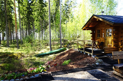 smsfi. de  ODER  ferienhaus-am-see-finnland.de      Sunny Mökki Sysmä. Ferienhaus direkt am See in Süd-Finnland. Eigenes Boot. Sauna im Haus. Ganzjährig mit dem Pkw erreichbar.