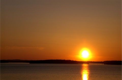 Mit dem motorisierten Angelboot, dem Ruderboot oder Kanu herrliche Sonnenuntergänge wie am Meer genießen.