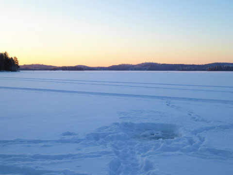 Das könnte Ihr Eisloch in der Bucht vor dem Ferienhaus sein. Ganz Mutige werden mit einem tollen Sonnenaufgang belohnt. Und dann geht es zurück in die warme Sauna.