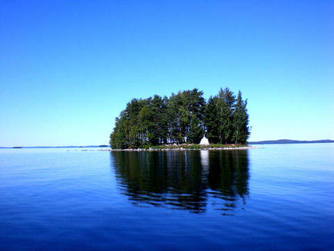 Eine der vielen Inseln und Schären des Päijänne See Nationalparks auf Ihrem Weg zur Insel Kelvenne.