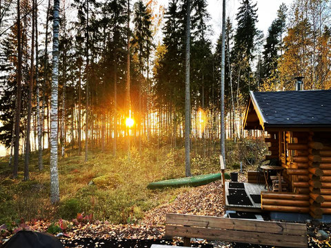 smsfi. de ODER ferienhaus-am-see-finnland.de Sunny Mökki Sysmä. Ferienhaus direkt am See in Süd-Finnland. Eigenes Boot. Sauna im Haus. Ganzjährig mit dem Pkw erreichbar.