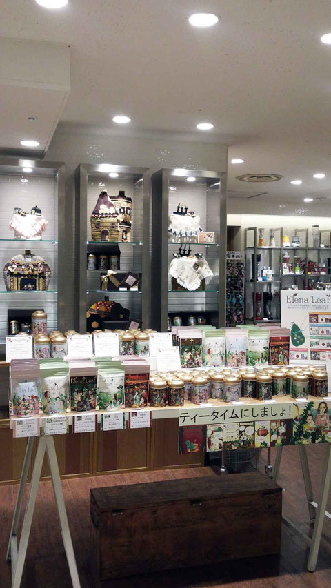 エレナリーフの可愛いティーコージーがずらりと並んでいる売り場
