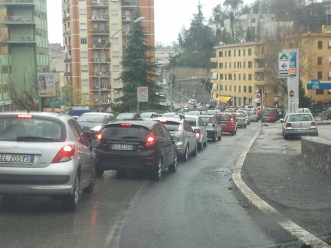 Coda di auto su viale Mazzini