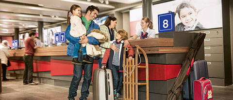 Famiglia in stazione con bagagli